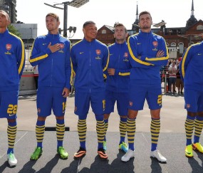 阿森纳梯队中场伊费·易卜拉欣随一队训练