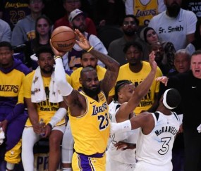 开云下载-40岁詹皇逆生长！疯狂二月场均29+10+7：卢卡解放他