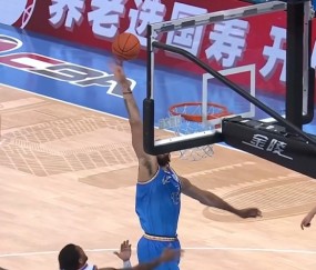 开云官网-跳着探戈扣了~麦基突破转身单臂暴扣后再送飞天大帽 哈姆雷特抱怨